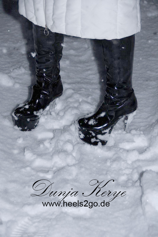 High Heel Stiefel im Schnee