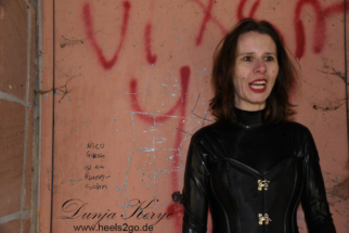 latex_and_boots25
